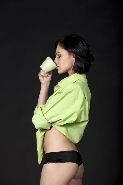 Sexy Frau, die morgens Kaffee oder Tee trinkt — Stockfoto