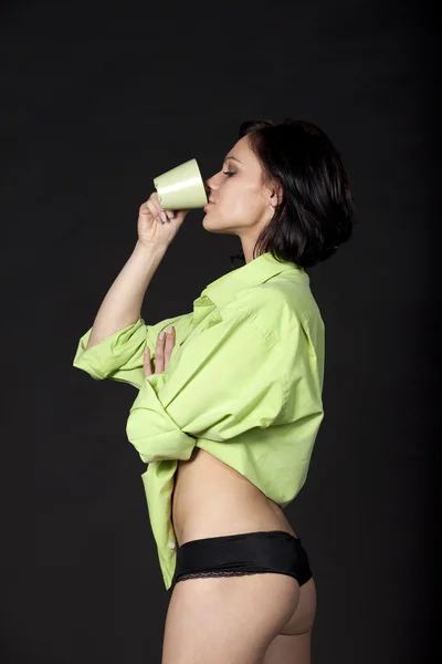 Sexy žena pít kávu nebo čaj ráno — Stock fotografie