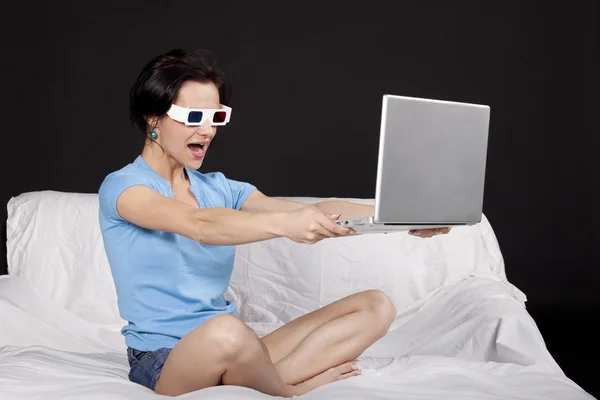 Genç ve güzel kadın yatakta onu laptop ile oturuyordu — Stok fotoğraf