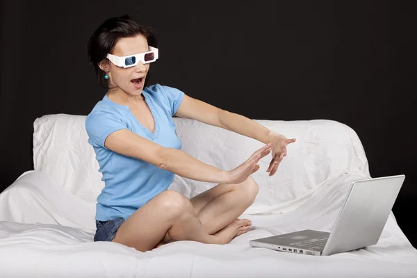 Jolie jeune femme assise sur le lit avec son ordinateur portable — Photo