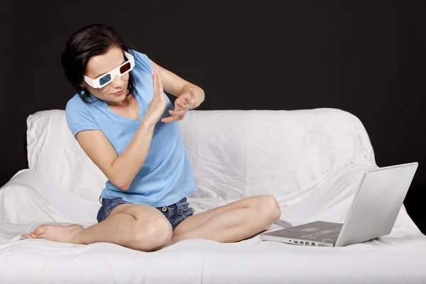 Όμορφης κοπέλας που κάθεται στο κρεβάτι με το laptop — Φωτογραφία Αρχείου