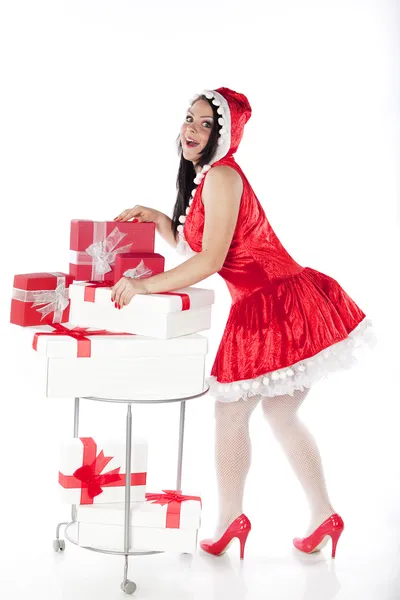 Santa'nın Yardımcısı hediyeler ile güzel bir esmer kız kostümü — Stok fotoğraf