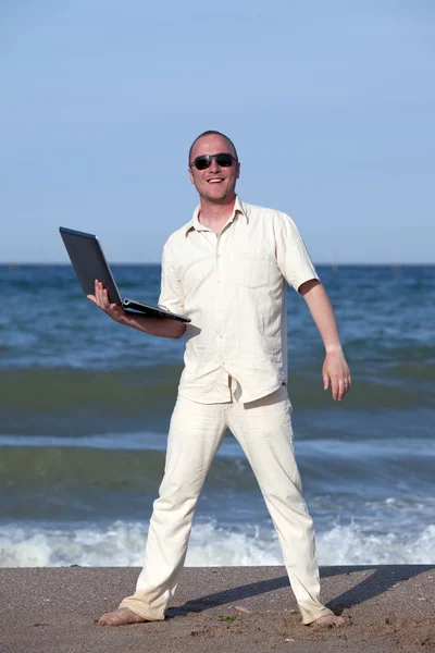 성공에 노트북으로 해변에서 사업가 — 스톡 사진