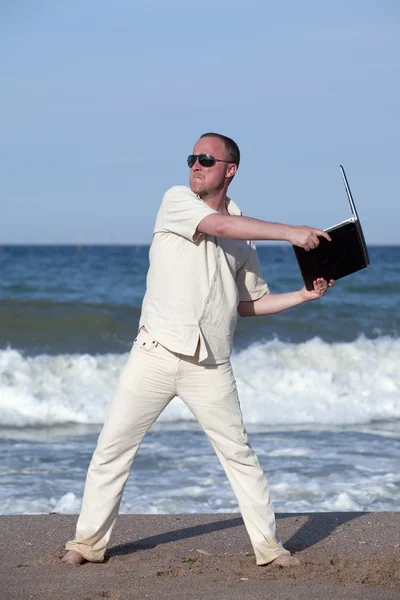 Загорелый Бизнесмен Пляже Бросает Свой Ноутбук Концепция Протеста Против Работы — стоковое фото