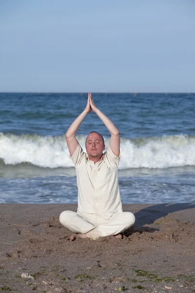 Giovane Uomo Affari Che Yoga Una Bella Spiaggia — Foto Stock