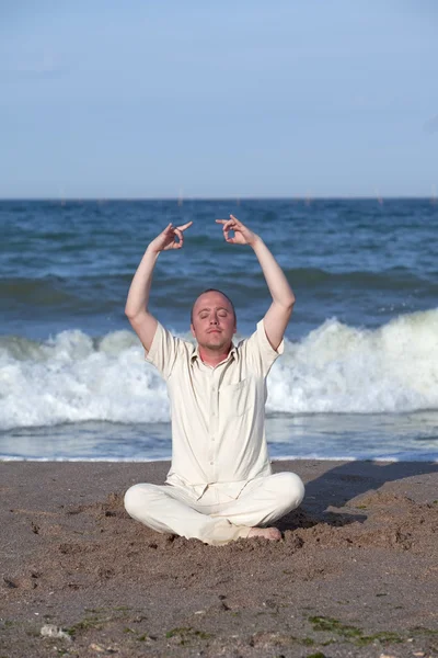 Giovane Uomo Affari Che Yoga Una Bella Spiaggia — Foto Stock