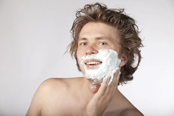 Attraktiver Junger Mann Rasiert Sich Mit Rasiermesser Und Lächelt Hochauflösendes — Stockfoto