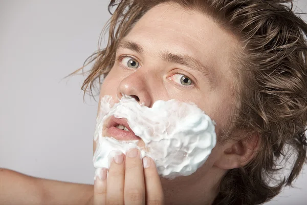 Çekici bir genç adam tıraş — Stok fotoğraf
