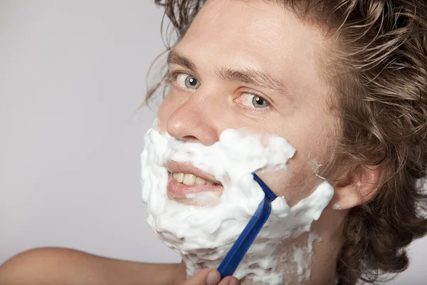 Atrakcyjny młody człowiek do golenia — Zdjęcie stockowe