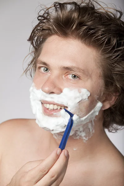 Jovem Atraente Barbeando Com Navalha Sorrindo Imagem Alta Resolução Ver — Fotografia de Stock