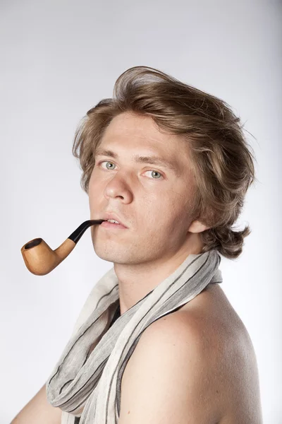 Attrayant jeune homme fumeur pipe — Photo