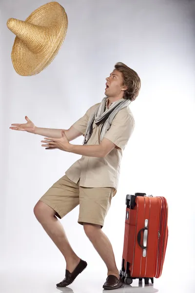 Joven turista atrapando un sombrero — Foto de Stock