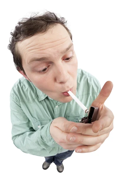 Человек, закуривающий сигарету — стоковое фото