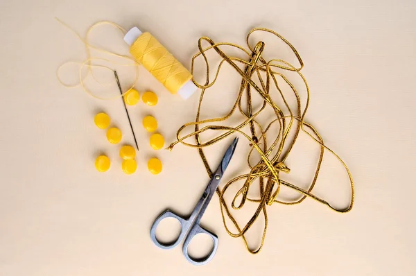 Acessórios amarelos no tecido — Fotografia de Stock
