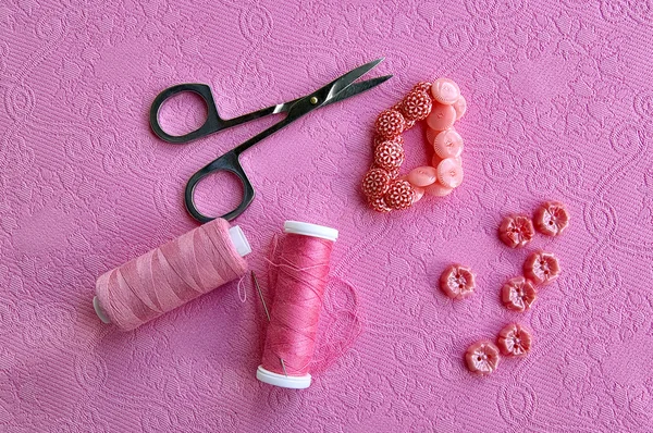 Accessoires roses sur tissu — Photo