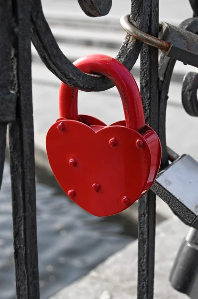 Red heart-shaped lock — Stok fotoğraf