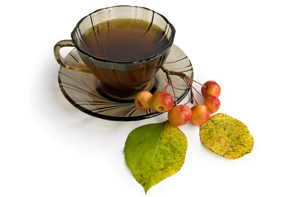 Чай в коричневой стеклянной миске с яблоками — стоковое фото