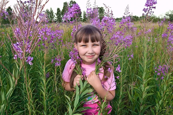 Chica con flores kipreya — Foto de Stock