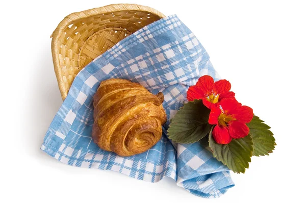 Croissant Dourado Pano Azul Xadrez Uma Cesta Vime Com Flores — Fotografia de Stock