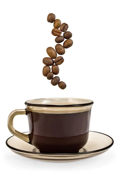 Een Kopje Van Bruinglas Met Koffie Stoom Koffiebonen Geïsoleerd Witte — Stockfoto