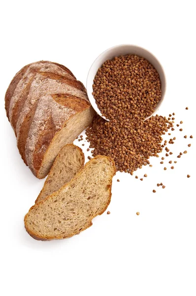 Dilimlenmiş Ekmek Bir Bardak Buğday Karabuğday Beyaz Zemin Üzerine Izole — Stok fotoğraf