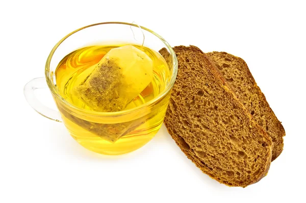 Зеленый Травяной Чай Пакета Стеклянной Чашке Два Куска Ржаного Хлеба — стоковое фото