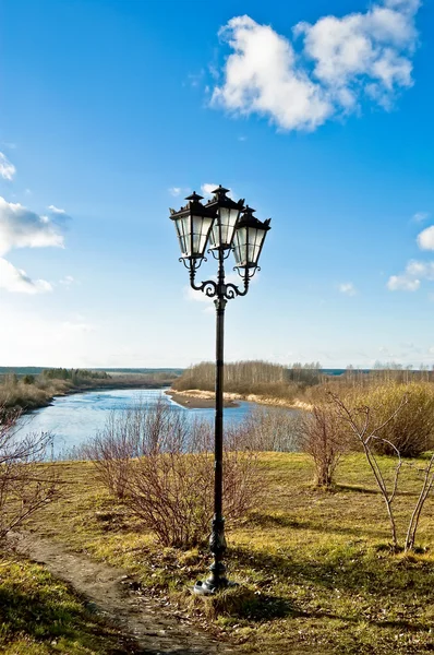 Декоративные фонари на реке — стоковое фото