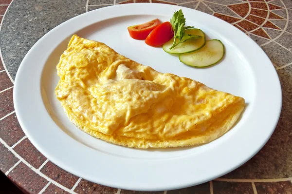 Omelette with tomatoes and cucumbers — Stock Photo, Image