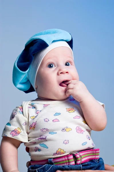 可笑的贝雷帽在艾菲尔铁塔黑暗的蓝色背景上的工作室中的男婴 — 图库照片