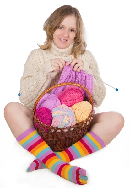 La ragazza lavora a maglia — Foto Stock