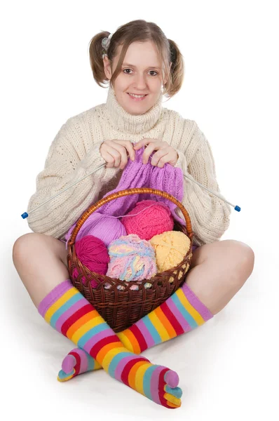 La ragazza lavora a maglia — Foto Stock