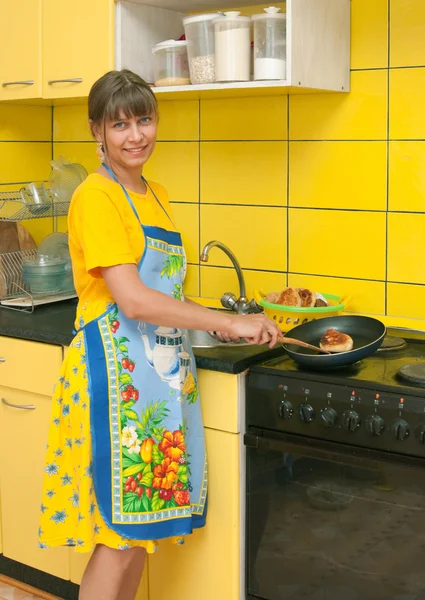 Молода жінка пече пироги — стокове фото