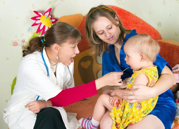 Lekarz bada dziecko — Zdjęcie stockowe