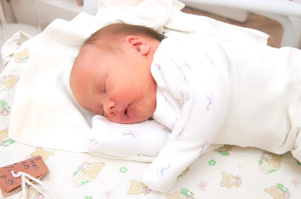 O recém-nascido dorme — Fotografia de Stock