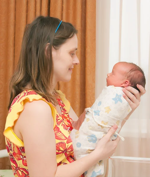 Vrouw houdt nieuwe-geboren in een ziekenhuis kamer — Stockfoto