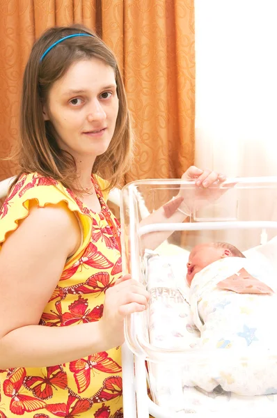Mulher detém recém-nascido em uma câmara de hospital — Fotografia de Stock
