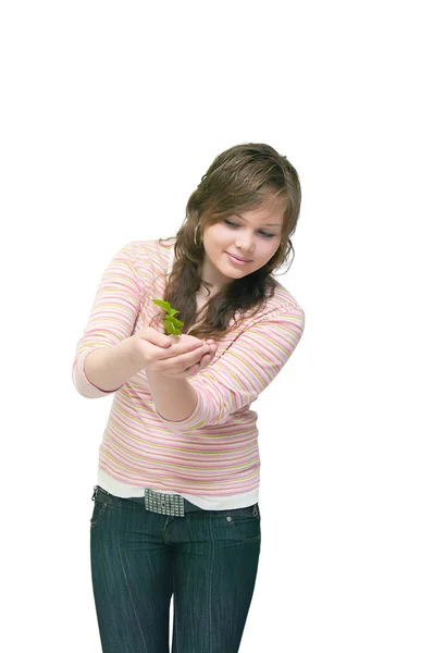 Closeup πορτρέτο του μια όμορφη νεαρή ευτυχισμένη γυναίκα κρατώντας το φυτό — Φωτογραφία Αρχείου