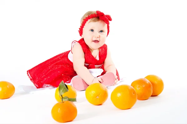 Het Beeld Van Het Meisje Spelen Met Sinaasappelen — Stockfoto