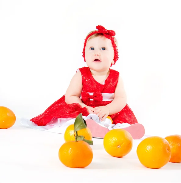 Das Mädchen und die Orangen — Stockfoto