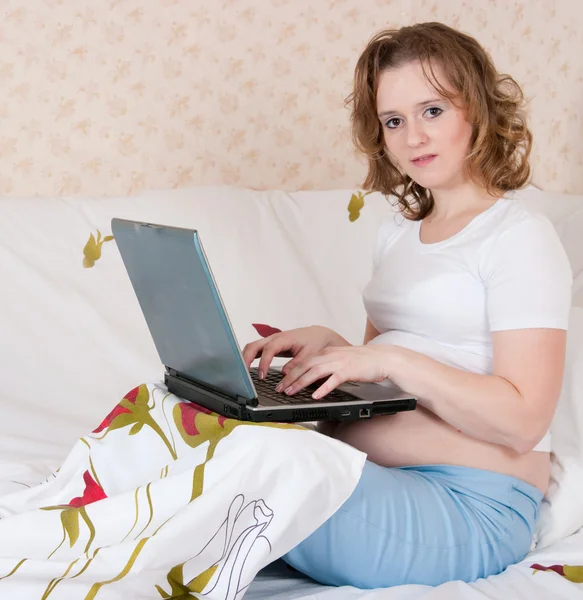 Schwangere Junge Frau Benutzt Laptop Hause — Stockfoto