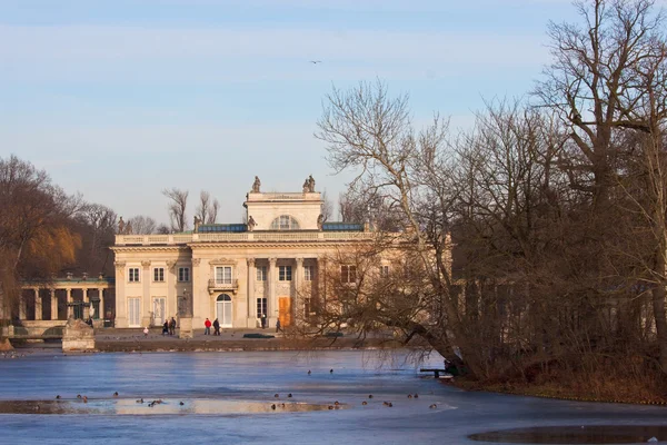 Pałac na wodzie w okresie zimowym — Zdjęcie stockowe