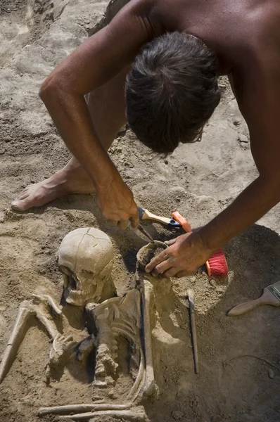 Archaeologist excavating prehistoric grave — Stock Photo, Image