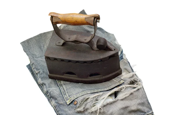 Oude flat-strijkijzer met vintage jeans — Stockfoto