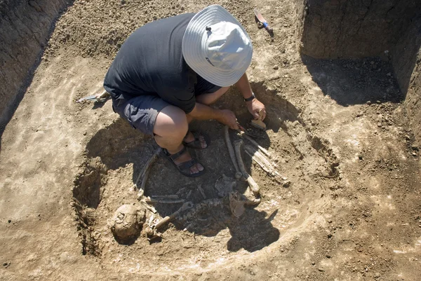 Scheletro dell'archeologo scavatin — Foto Stock