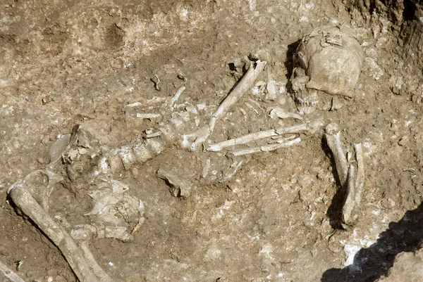 Sepulcro sepultura esqueleto huesos humanos — Foto de Stock