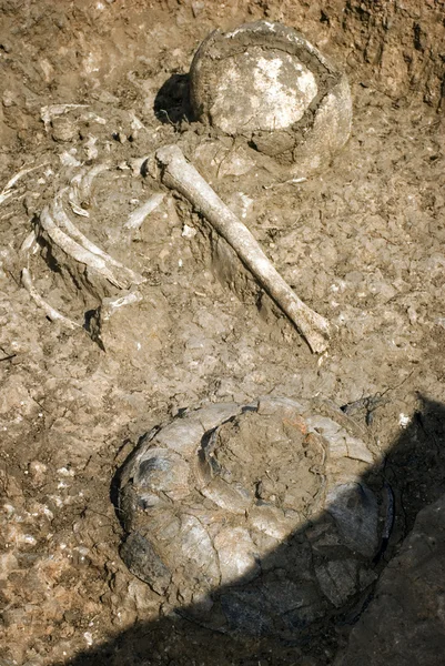 Túmulo enterro esqueleto ossos humanos — Fotografia de Stock