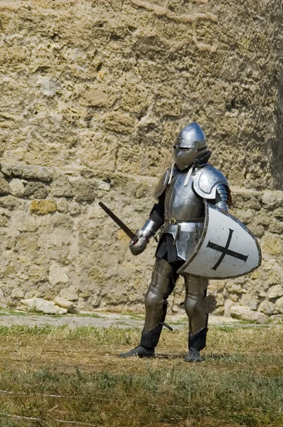 Středověké Evropské rytíř u zdi citadely — Stock fotografie