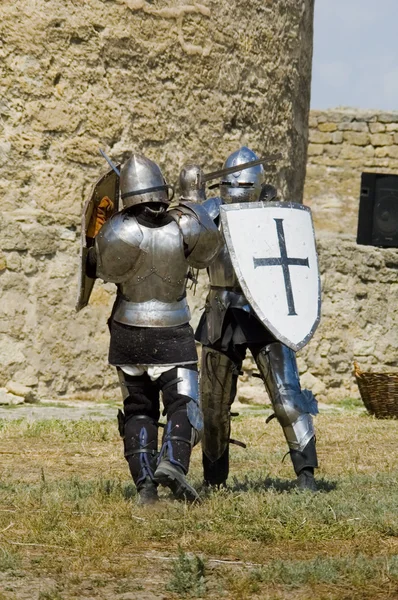 Cavaleiro europeu medieval perto da muralha da cidadela Imagens Royalty-Free