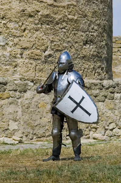 Cavaliere europeo medievale vicino al muro della cittadella — Foto Stock
