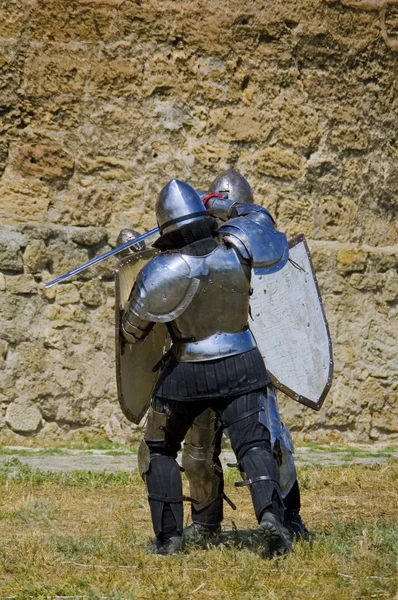 Mittelalterlicher europäischer Ritter in der Nähe der Burgmauer — Stockfoto